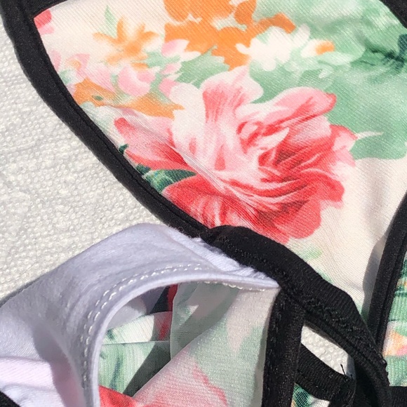 Floral Face Mask with Filter Pocket - Picture 6 of 7